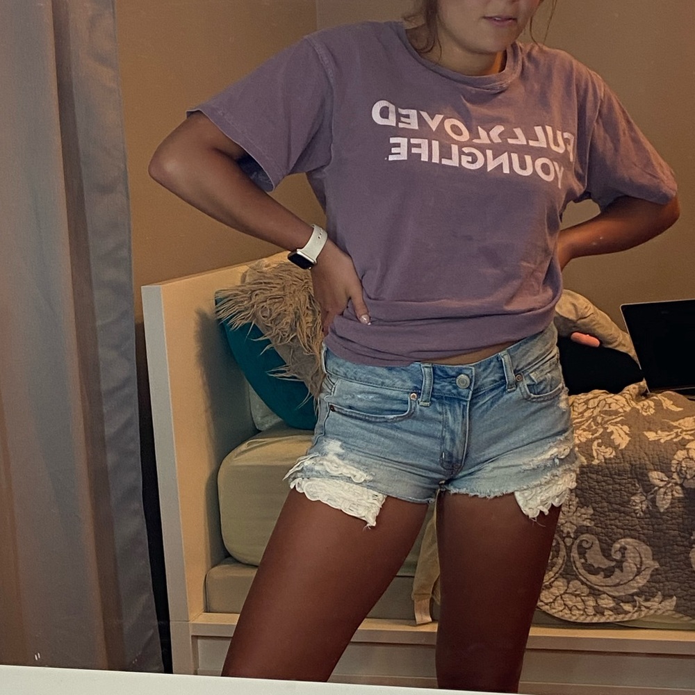 American Eagle Shortie Light Wash Jean Shorts!!